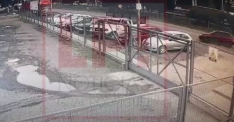 Vídeo: así fue el impacto del Fiat Palio contra los tres autos estacionados en la Colectora Sur