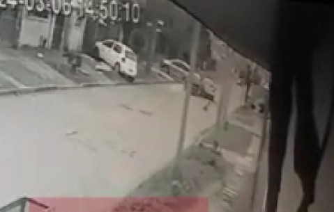 Video: así fue la imprudente y temeraria maniobra de un conductor que chocó dos autos y huyó