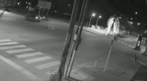 Video: motociclista impactó fuertemente contra un auto en Av. Bernardo de Irigoyen