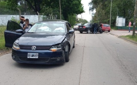 Choque frontal de dos autos en la calle Di Marco