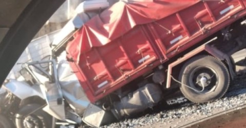 Caos en el Acceso Oeste: choque múltiple, un camionero atrapado y largas demoras de tránsito