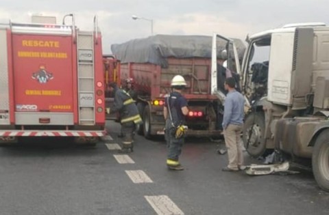 Bomberos liberaron a un chofer atrapado tras un fuerrte choque de camiones en Acceso Oeste
