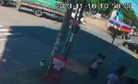 Video: así fue choque de camiones que provocó un caos de tránsito en el centro de la ciudad