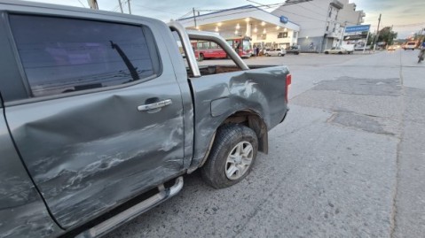 Fuerte choque entre dos camionetas en una esquina céntrica complicada para el tránsito
