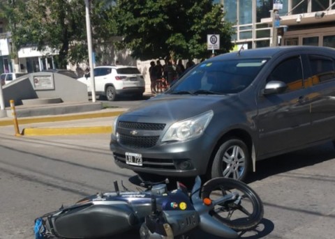 Motociclista terminó con golpes tras colisión con un auto en una esquina céntrica