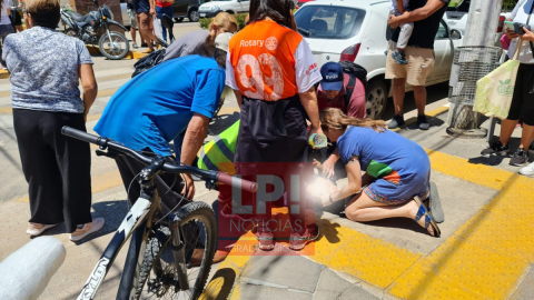 Motociclista terminó con serias lesiones tras un accidente en pleno centro
