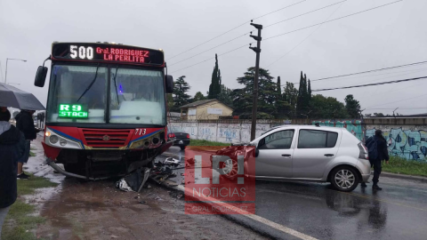 Fuerte impacto y extenso corte con desvíos luego de que un colectivo de La Perlita chocara de frente contra un auto en Ruta 7