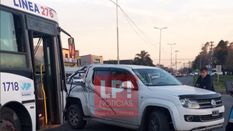 Colectivo chocó con una camioneta en el cruce de Ruta 28 y Acceso Oeste y hubo heridos