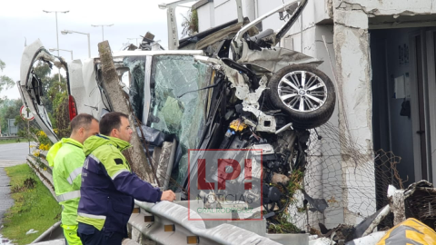 Choque fatal en el Acceso Oeste: un auto despistó, se estrelló contra una cabina de peaje y murieron tres personas