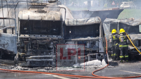 Urgente: gran columna de humo en el Acceso Oeste por choque e incendio de tres camiones