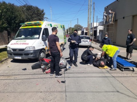 Dos choques moto-auto en el centro en el mediodía sabatino