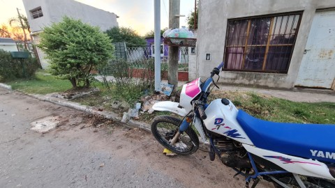 Dos jóvenes heridos tras chocar en moto contra un poste de luz