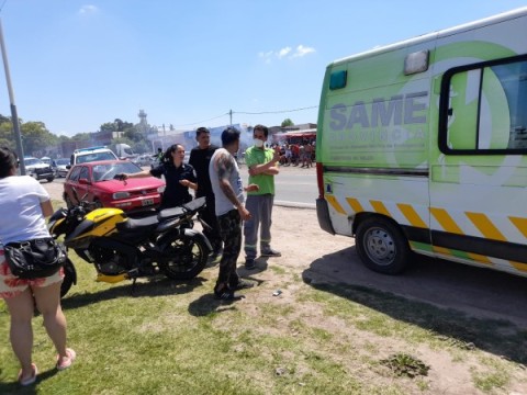 Choque entre auto y moto dejó a un joven con golpes