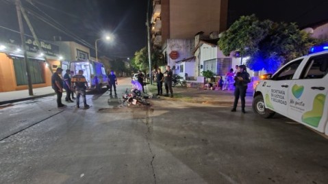 4 amigos heridos al chocar en moto entre ellos en esquina céntrica
