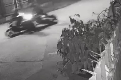 Cámara domiciliaria captó un choque de motos en el barrio Virgen del Carmen: "Casi me pasa por arriba"