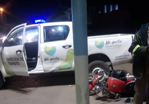Un móvil de Tránsito protagonizó un choque con un motociclista que debió ser hospitalizado