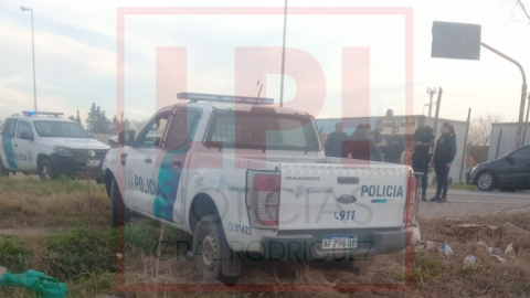 Patrullero de la Policía chocó contra una camioneta en el cruce Las Latas
