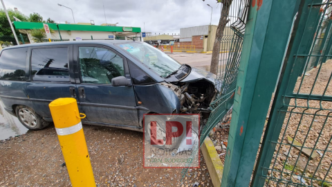 Chocó contra el portón del estacionamiento de La Serenísima y la abandonó allí