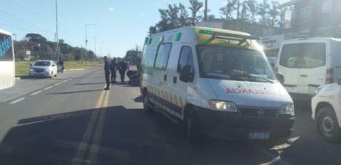 Motociclista hospitalizado tras choque con un auto en cercanías de la Estación Malvinas