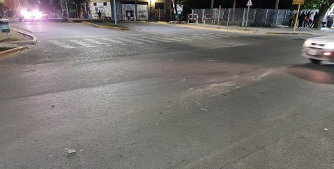 Otro choque a la bajada de un cruce ferroviario céntrico