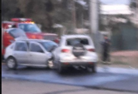 Tres heridos del domingo en dos choques, uno frontal de autos y otro de una moto a un montículo en una obra pública
