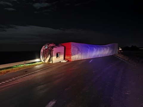 Camionero rodriguense chocó y volcó en San Pedro