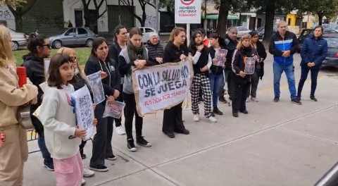 Video: vecinos volvieron a reclamar frente a la Clínica Centro en la mañana de este sábado