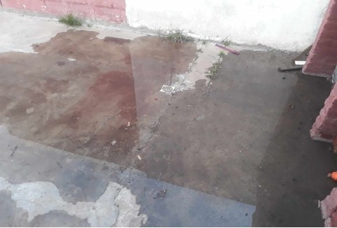 Lleva 18 días con desbordes de cloacas y reclama que ABSA no le da respuesta