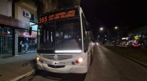 Un grupo de chicas atac&oacute; a otra de 17 al bajar del colectivo: la golpearon hasta dejarla inconsciente