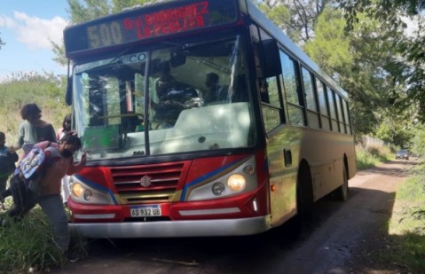 Colectivo de La Perlita qued&oacute; atascado en el barro a metros de la Escuela 4