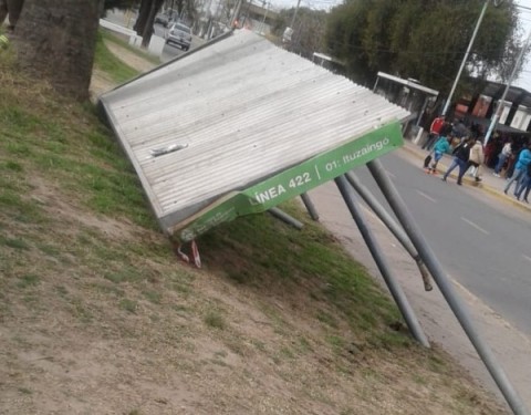 Un colectivo chocó contra una garita en la zona de la estación