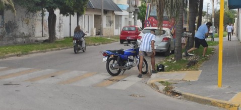Colectivo chocó a un motociclista en un cruce céntrico