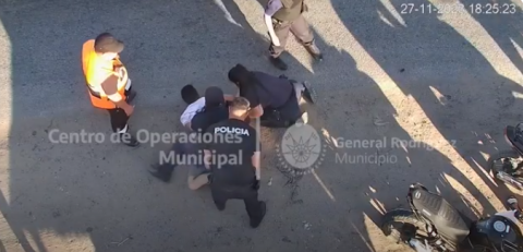 Lo pararon en un control y enfrentó a los policías: así lo redujeron