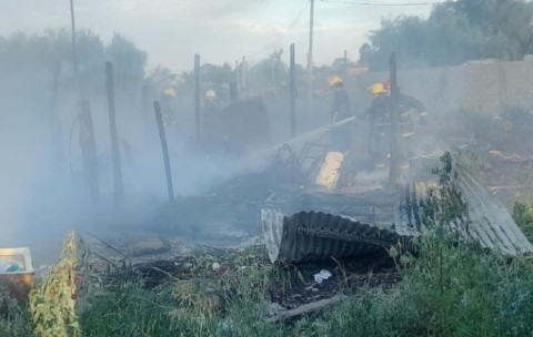 Violento conflicto en barrio San Carlos terminó con un joven apuñalado y una casilla incendiada