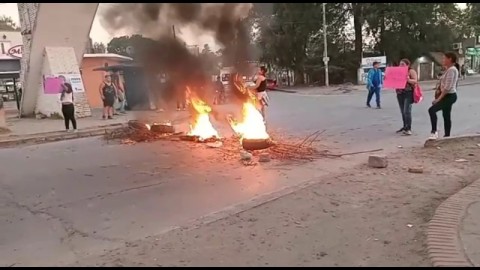 Vecinos de Güemes cortaron el ingreso al barrio para reclamar por mayor seguridad
