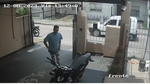 Video: dos ladrones quedaron escrachados por cámaras al entrar y robar una moto del garage de una casa