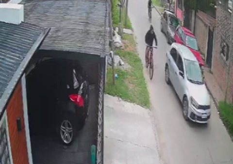 Video: delincuentes armados asaltaron a una pareja que iba en bicicleta en B° Virgen del Carmen