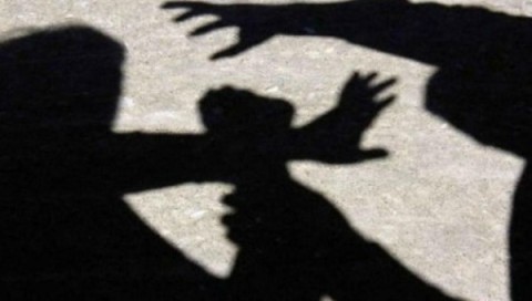Tiraron a una mujer al suelo en un intento de robo frente a la estación