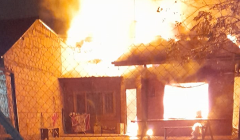 Desgarrador: un incendio le quemó por completo la casa a una familia del barrio Los Aromos