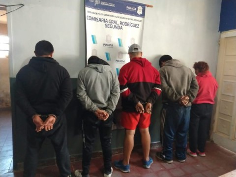 Tuvo un siniestro vial, dejó su auto para pedir ayuda y un grupo de jóvenes empezó a desguazarlo