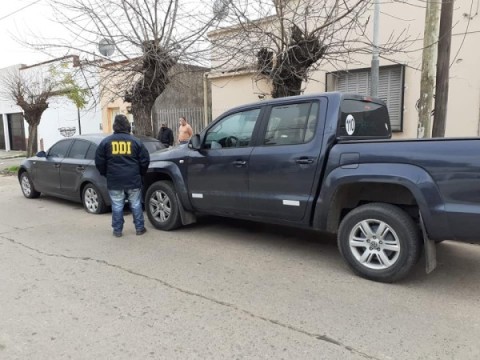 Lo allanaron, encontraron dos vehículos robados en su casa y terminó arrestado