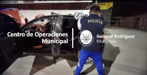 Video: así detuvieron al hombre que conducía un auto robado vestido de policía