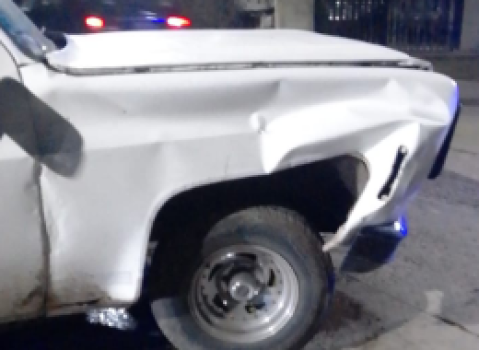 Susto por un choque entre una camioneta y un auto: una joven embarazada fue asistida
