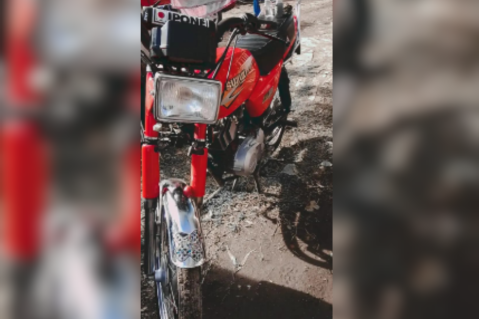 Fue a la casa de un amigo, dejó la moto estacionada dentro de la casa y se la robaron