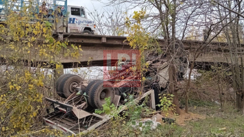 Camión despistó en Ruta 24 y cayó del puente Irigoyen