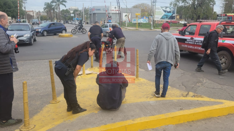 Un joven motociclista terminó con lesiones tras un choque en avenida España y Bernardo de Irigoyen