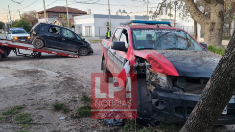Fuerte choque entre un auto y un patrullero en una esquina céntrica