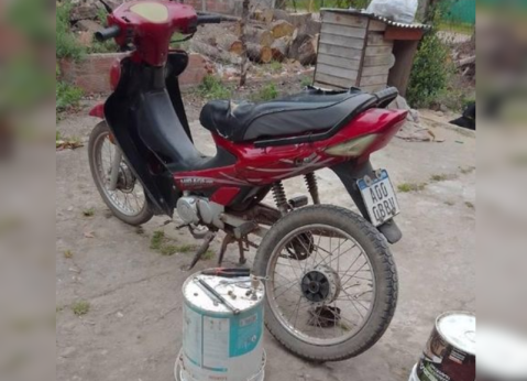 Dejó la moto estacionada unos minutos frente a su casa y se la robaron