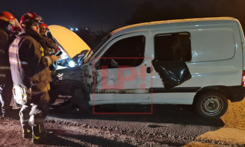 Camioneta chocó a un colectivo de la línea 276 en la Ruta 28