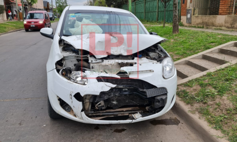 Un joven a bordo de una moto se salvó de milagro tras chocar contra un auto